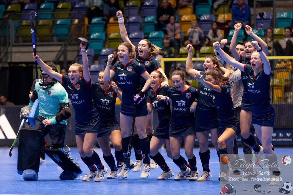 Volvo E.R.B. Final 4 Halbfinale Frauen: Der Club an der Alster - Berlienr HC, 25.01.2025 | Berliner SPielerinnen nach der ENtscheidung, alle jubeln und fieern den Einzug ins Finale, den Sieg im Halbfinale, laufen zu Linnea Weidemann (Berliner HC #10), Der Club an der Alster - Berliner HC, Frankfurt, Süwag Arena, 25.1.2025 - Realisiert mit Pictrs.com