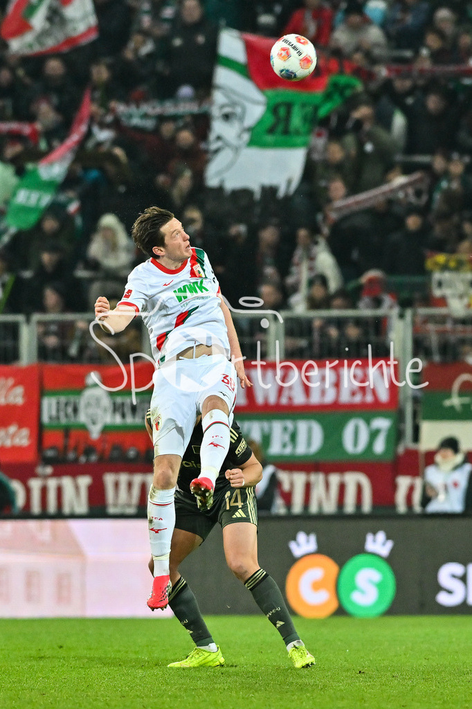 FC Augsburg - 1. FC Union Berlin | AUGSBURG, GERMANY - 15. JANUARY: im Duell Michael GREGORITSCH (FC Augsburg 38) und Leopold QUERFELD (Union Berlin 14) / Kopfball während dem Bundesligamatch zwischen dem FC Augsburg und dem 1. FC Union Berlin am 17. Spieltag in der WWK-Arena / DFL REGULATIONS PROHIBIT ANY USE OF PHOTOGRAPHS AS IMAGE SEQUENCES AND/OR QUASI-VIDEO