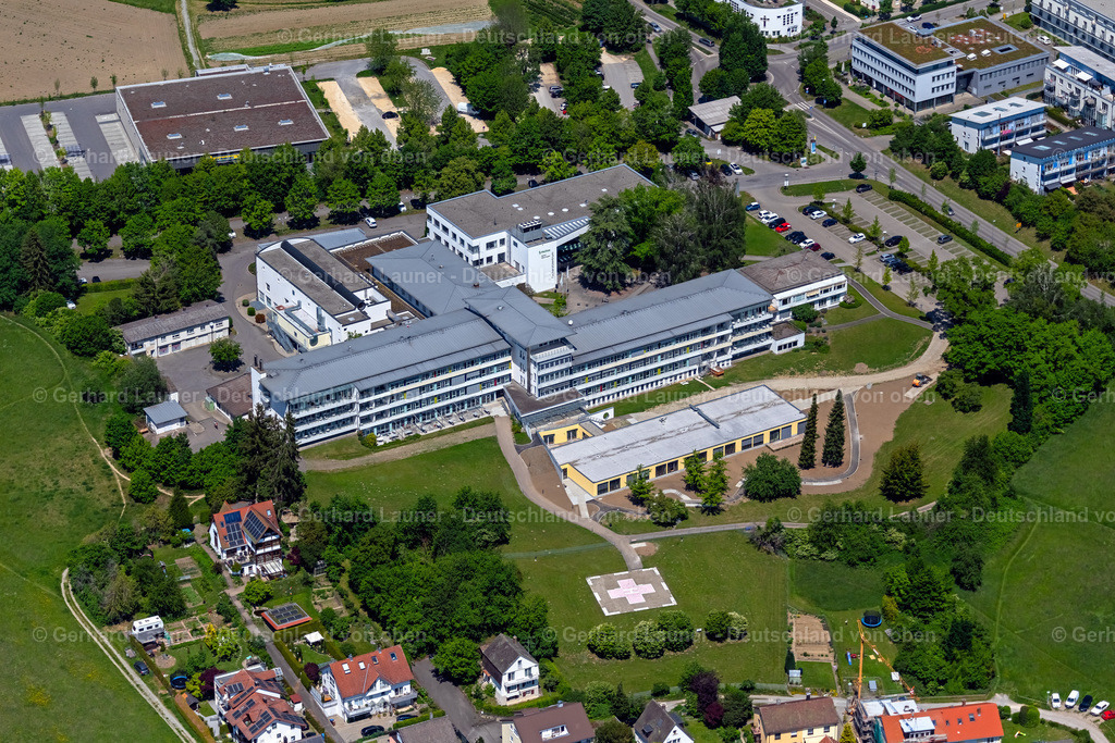 4027633 | ÜBERLINGEN 17.05.2020 Klinikgelände des Krankenhauses " Helios Spital Überlingen " an der Straße Härlenweg in Überlingen am Bodensee im Bundesland Baden-Württemberg, Deutschland. Weiterführende Informationen bei: HELIOS Kliniken GmbH. // Hospital grounds of the Clinic " Helios Spital Ueberlingen " on street Haerlenweg in Ueberlingen at Bodensee in the state Baden-Wuerttemberg, Germany. Further information at: HELIOS Kliniken GmbH. Foto: Gerhard Launer