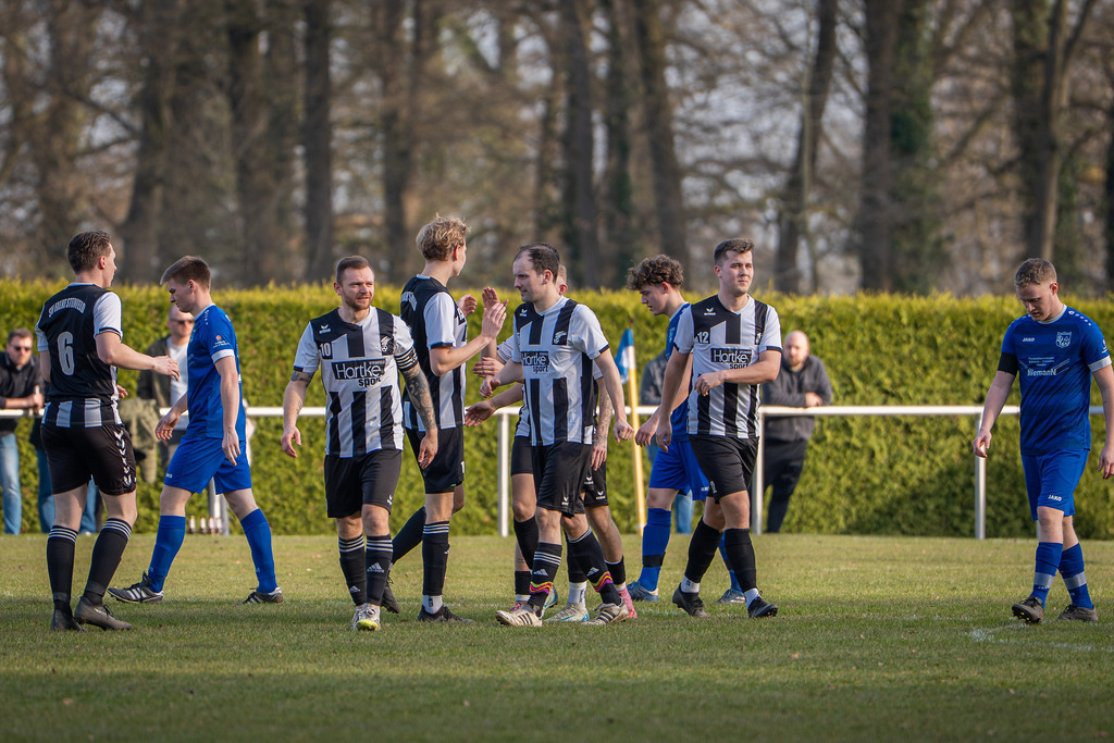 Fußball I Herren I Saison 2025-2026 I Kreisliga VEC I 17. Spieltag I BW Langförden - SV Falke Steinfeld I 7503 | jns.sportfotos - Realisiert mit Pictrs.com