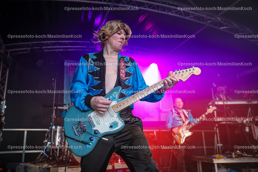 Due22062488056 | 22.06.2024, Düsseldorf, Konzert Porno Al Forno, HEUKING Mittsommer-Renntag - Die düsseldorfer Pop-Band performt bei ihrem Konzert auf der Rennbahn Grafenberg und begeistert die zahlreichen Fans