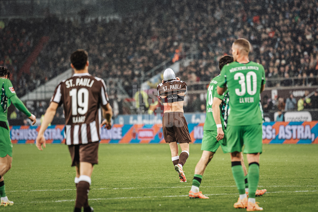 Fußball | Männer | Saison 2025/2026  | Fußball-Bundesliga | 09. Spieltag | FC St. Pauli vs. Borussia Mönchengladbach | 01.11.2025 | Connor Metcalfe (#24, FC St. Pauli) ärgert sich