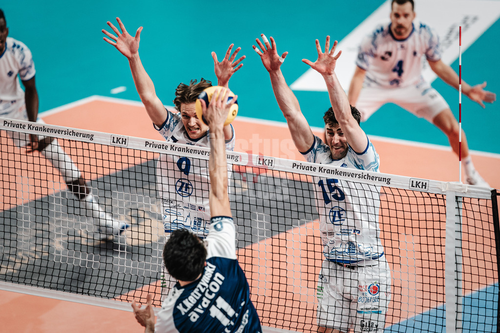 Volleyball | Herren | Saison 2024/2025 | 1. Volleyball Bundesliga Männer | Halbfinale | SVG Lüneburg vs. VfB Friedrichshafen | 19.04.2025 | Severi Seth Savonsalmi (#9, VfB Friedrichshafen) links und Jackson George Young (#15, VfB Friedrichshafen) im Block gegen den Angriff von Xander Wolf Wassenaar Ketrzynski (#11, SVG Lüneburg)