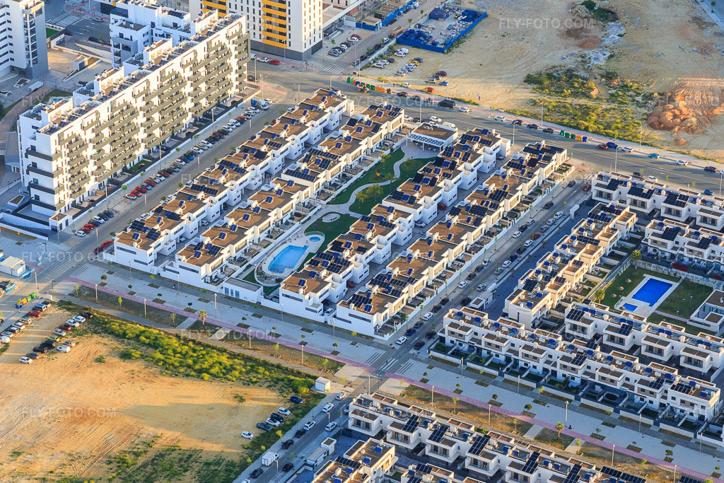 Aerial view: New development area on Jose Luis Lopez Perez with Arquitecto Técnico - Roberto Roldán in Dos Hermanas in the state Seville, Spain. – Photo: IMG_145670.jpg taken on 04/22/2025 by Werner Riehm/FLY-FOTO.com – Resolution of the original: 5092 x 3395 px – Project Manager