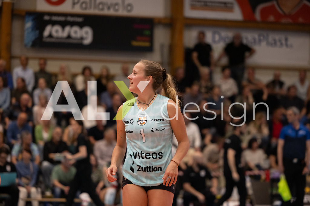 Volleyball I Frauen I Saison 2025-2026 I Volleyball NLA | Women I  Playoffs Finals 2/5 I  VC Kanti Schaffhausen - viteos NUC I  10.04.2026 | 1 Caroline Delley (CH) (Viteos NUC) – Libera - Realisiert mit Pictrs.com