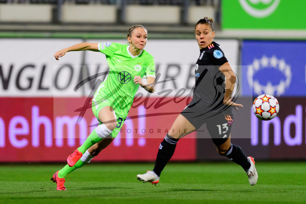 WOBJUV20211118_006 | Fussball, Frauen: Turid Knaak (VfL Wolfsburg) und Lisa Boattin (Juventus FC) im Zweikampf bei dem Spiel der UEFA Women´s Champions League zwischen VfL Wolfsburg und Juventus Turin im AOK-Stadion am 18.11.2021 in Wolfsburg, Deutschland. - Realisiert mit Pictrs.com