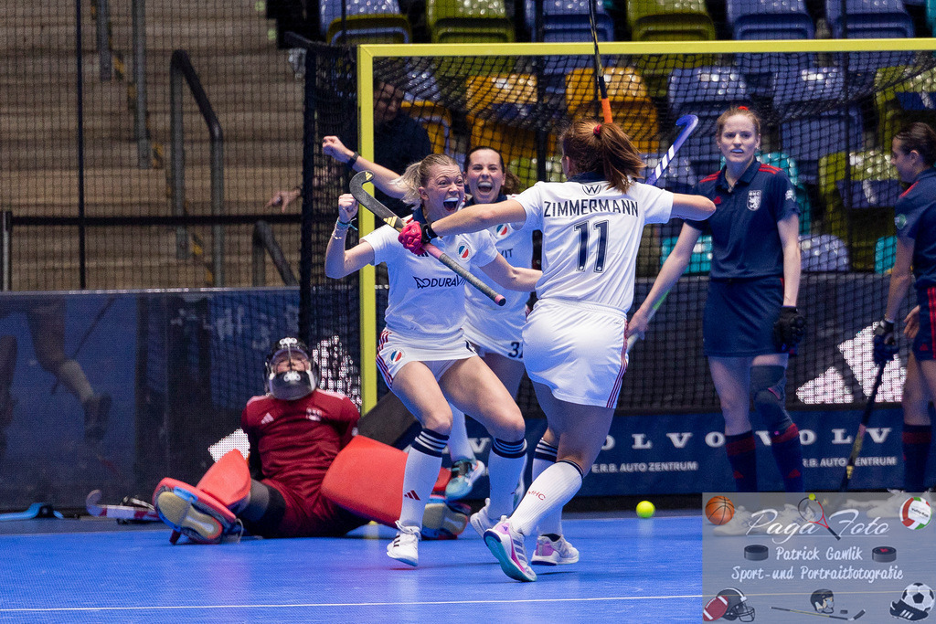 Volvo E.R.B. Final 4 Halbfinale Frauen: Mannheimer HC - Düsseldorfer HC, 25.01.2025 | Sonja Zimmermann (Mannheimer HC #11) &amp; Verena Neumann (Mannheimer HC #19) &amp; Carolin Seidel (Mannheimer HC #32) bejubeln das Tor / den Treffer zum 5:4 für Mannheim, Mannheimer HC - Düsseldorfer HC, Frankfurt, Süwag Arena, 25.1.2025 - Realisiert mit Pictrs.com
