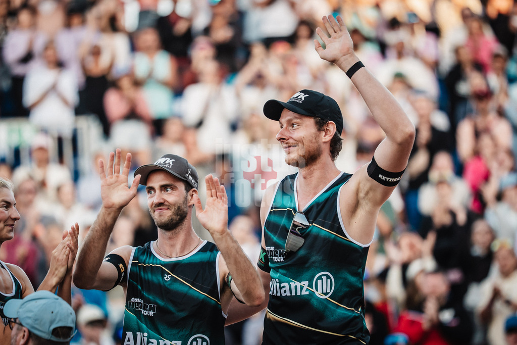 Beachvolleyball | Frauen und Männer | Deutsche Meisterschaften 2025 Timmendorfer Strand | 07.09.2025 | v.l. Clemens Wickler und Nils Ehlers steigen auf das Podest während der Siegerehrung für die Bronzemedaille Platz Drei