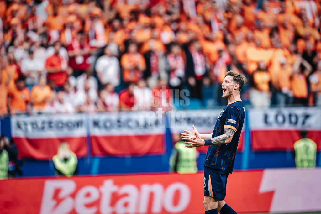 Fußball | Herren | UEFA-Fußball-Europameisterschaft 2024 | Gruppe D | Polen vs. Niederlande | 16.06.2024 | nach dem Spiel freut sich Wout Weghorst (#9, Niederlande) mit den Fans