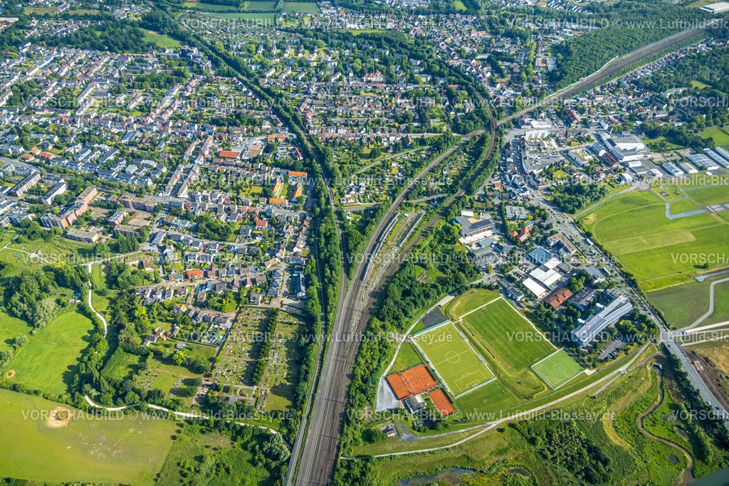 Hamm220601627 | Luftbild, Hammer Technologie- und Gründerzentrum sowie Sportanlage Hockey- und Tennisclub Hamm, Lippeaue und Schinennetz, Heessen, Hamm, Ruhrgebiet, Nordrhein-Westfalen, Deutschland