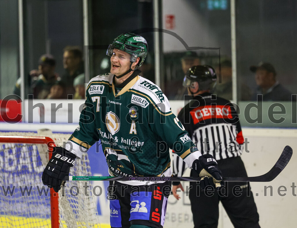 2025-12-05_139_TSV_Erding_gegen_Stuttgart_Rebels | Erding, Deutschland, 05.12.2025:Eishockey, Oberliga Süd 2025 / 2026, 23. Spieltag, TSV Erding gegen Stuttgart Rebels, Endergebnis: 5:6Elia Ostwald (Erding Gladiators, #17)Foto: Christian Riedel / fotografie-riedel.net