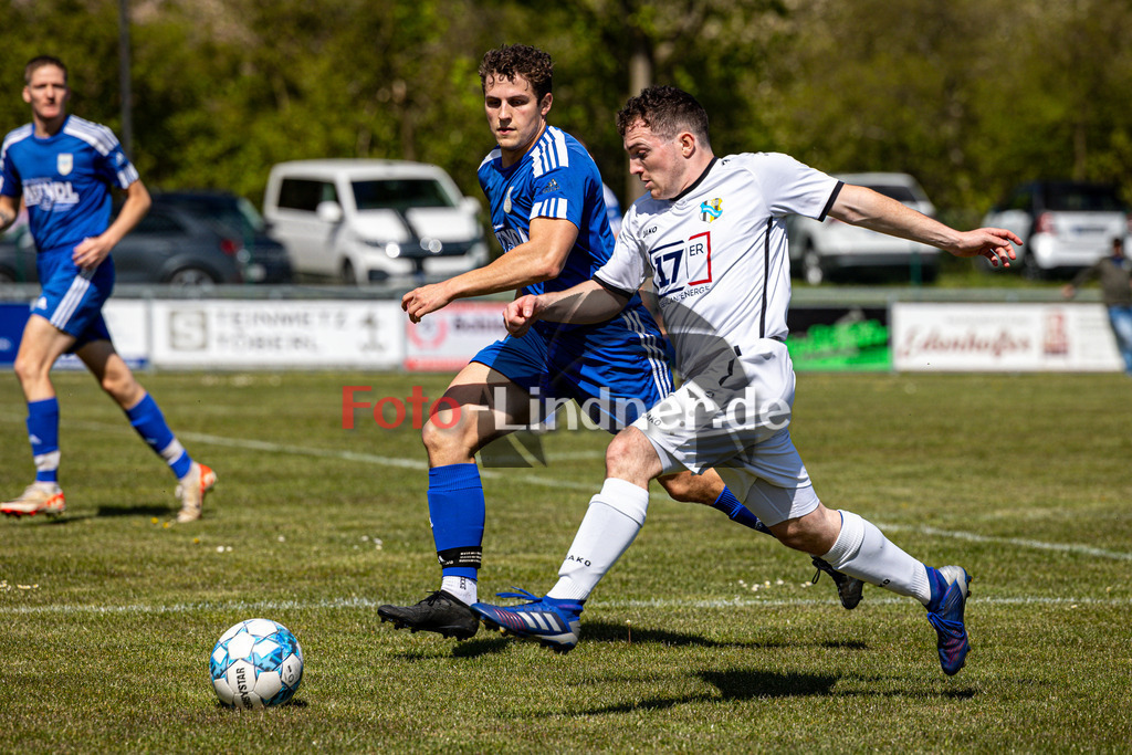 SG Hungerbach vs SV Eurasburg-Beuerberg | Meisterrunde Kreisklasse Gruppe C, SG Hungerbach vs SV Eurasburg-Beuerberg, 20240427,
Duell zwischen Daniel HÖHLE (SGH 9) und Fabian KREUZIG (SVEB 2),
2024-04-27 in Oberhasuen (Sportplatz Oberhasuen)
2 Fabian KREUZIG (SVEB 2), 9 Daniel HÖHLE (SGH 9)
Copyright: WolfgangxLindner www.foto-lindner.de