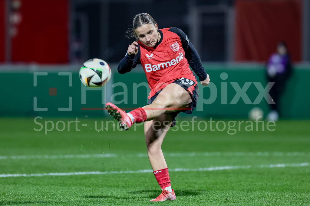 Fussball, DFB-Pokal Frauen, Bayer 04 Leverkusen - SV Werder Bremen | v.li.: Estrella Merino Gonzalez (Bayer 04 Leverkusen, 20) am Ball, Freisteller, Einzelbild, Ganzkörper, Aktion, Action, Spielszene, DIE DFB-RICHTLINIEN UNTERSAGEN JEGLICHE NUTZUNG VON FOTOS ALS SEQUENZBILDER UND/ODER VIDEOÄHNLICHE FOTOSTRECKEN. DFB REGULATIONS PROHIBIT ANY USE OF PHOTOGRAPHS AS IMAGE SEQUENCES AND/OR QUASI-VIDEO.