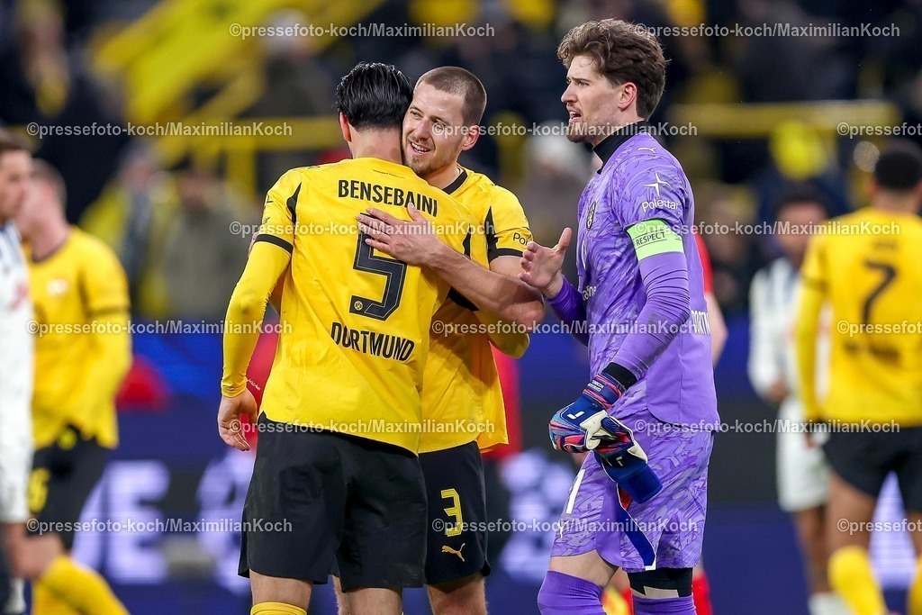 UCL17022601113 | 17.02.2026, Fußball, UEFA Champions League, Borussia Dortmund - Atalanta Bergamo, BVB Stadion, Play-Offs Hinspiel, Saison 2025 2026: Abschlussjubel nach dem 2:0 Sieg für den BVB -  Waldemar Anton&nbsp;(BVB #03) und Ramy Bensebaini&nbsp;(BVB #05) neben Torwart Gregor Kobel&nbsp;(BVB #01)   erleichtert zusammen auf dem Spielfeld Regulations prohibit any use of photographs as image sequences and or quasi-video.