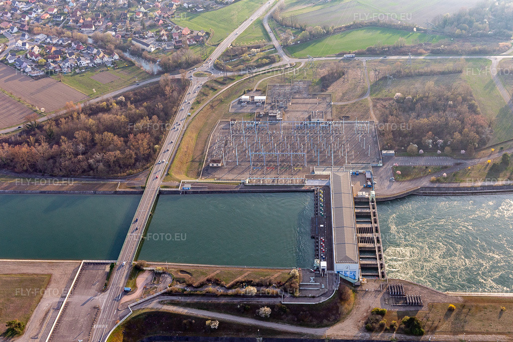 Vue aérienne: Site du poste de transformation de tension et de distribution d'énergie électrique d'EDF sur le canal latéral du Rhin, en face de Breisach à Vogelgrun à Volgelsheim dans le département Haut-Rhin, France. Photo: IMG_113184.jpg prise le 22/03/2019 par Werner Riehm/FLY-FOTO.eu – Résolution de l'original: 5014 x 3343 px