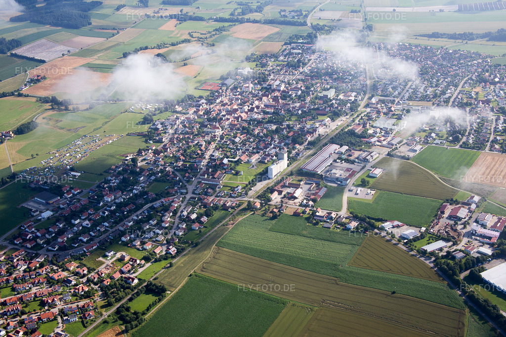 Luftbild: unter Wolken in Geiselhöring im Bundesland Bayern in Deutschland. Foto: IMG_090565.jpg vom 03.07.2016 durch Werner Riehm/FLY-FOTO.de