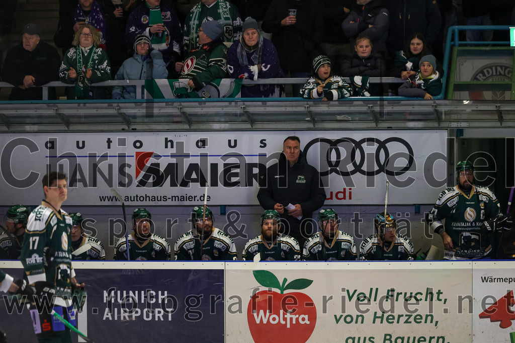 2025-12-23_028_TSV_Erding_gegen_Heilbronner_Falken | Erding, Deutschland, 23.12.2025:Eishockey, Oberliga Süd 2025 / 2026, 29. Spieltag, TSV Erding gegen Heilbronner Falken, Endergebnis: 5:4Teamchef Thomas Daffner (Erding Gladiators)Foto: Christian Riedel / fotografie-riedel.net
