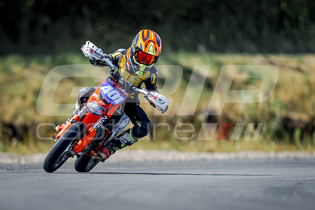 SuperMoto_Staatsmeisterschaft_Fuglau-441 | GRIPcapture steht für authentische Sportfotografie in Österreich – für Momente, die mehr sind als Geschwindigkeit oder Ergebnis. Es geht um Emotion, Spannung, Fokus und den Augenblick, der oft nur einen Wimpernschlag dauert.Ob Motorsport, Teamsport oder 