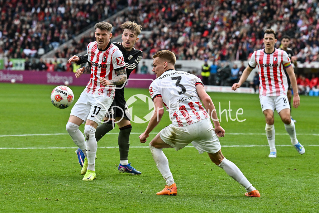 SC Freiburg - FC Bayern München | FREIBURG, GERMANY - 04. APRIL: im Duell Lukas KÜBLER (SC Freiburg 17) und Lennart KARL (FC Bayern Munich 42) während dem Bundesligamatch zwischen dem SC Freiburg und dem FC Bayern München am 28. Spieltag im Europa-Park Stadion / DFL REGULATIONS PROHIBIT ANY USE OF PHOTOGRAPHS AS IMAGE SEQUENCES AND/OR QUASI-VIDEO