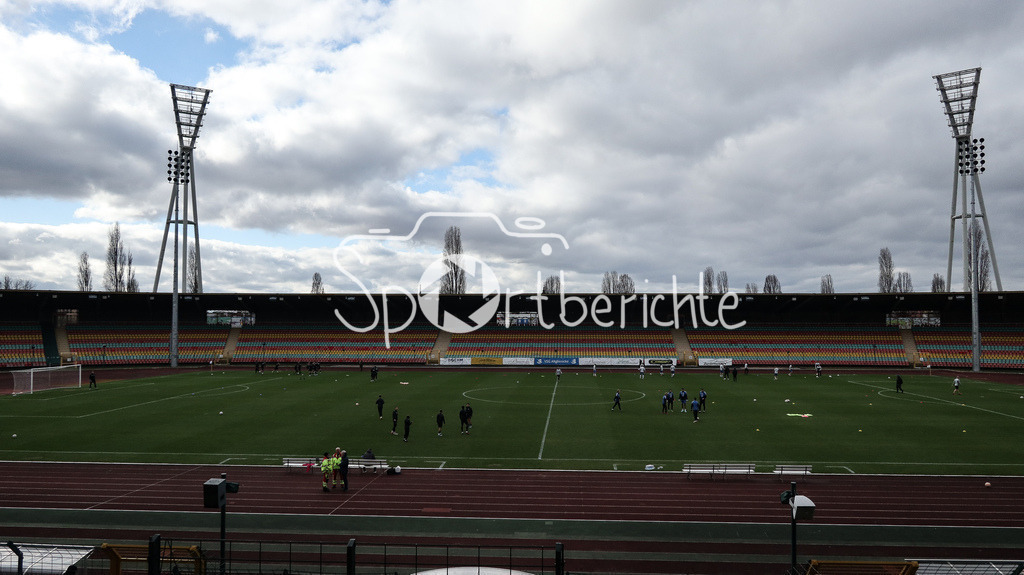 VSG Altglienicke - Viktoria Berlin | Der Friedrich-Ludwig-Jahn-Sportpark in Berlin erstrahlt beim Heimspiel der VSG Altlienicke / Stadionfoto / Stadion Foto / Fussballstadion / Fussball Stadion / Symbolbild /