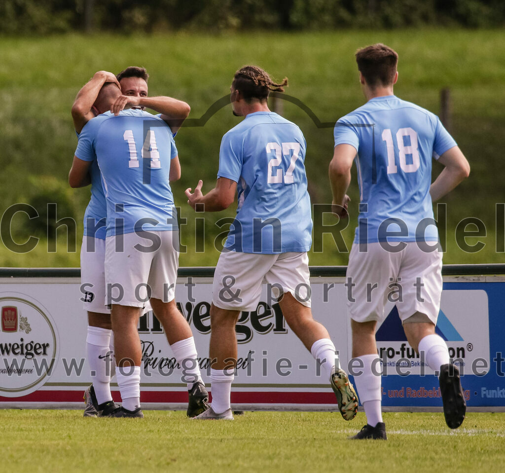 2023-08-26_054_FC_Langengeisling_gegen_TuS_Raubling | Erding, Deutschland, 26.08.2023:
Fußball, Bezirksliga Oberbayern Ost 2023 / 2024, 6. Spieltag, FC Langengeisling gegen TuS Raubling, Endergebnis: 2:0

Jubel nach dem 1:0 durch David Riederle (FC Langengeisling, #14)
Maximilian Hintermaier (FC Langengeisling, #13), Maximilian Birnbeck (FC Langengeisling, #27), Paul Bucher (FC Langengeisling, #18)

Foto: Christian Riedel / fotografie-riedel.net