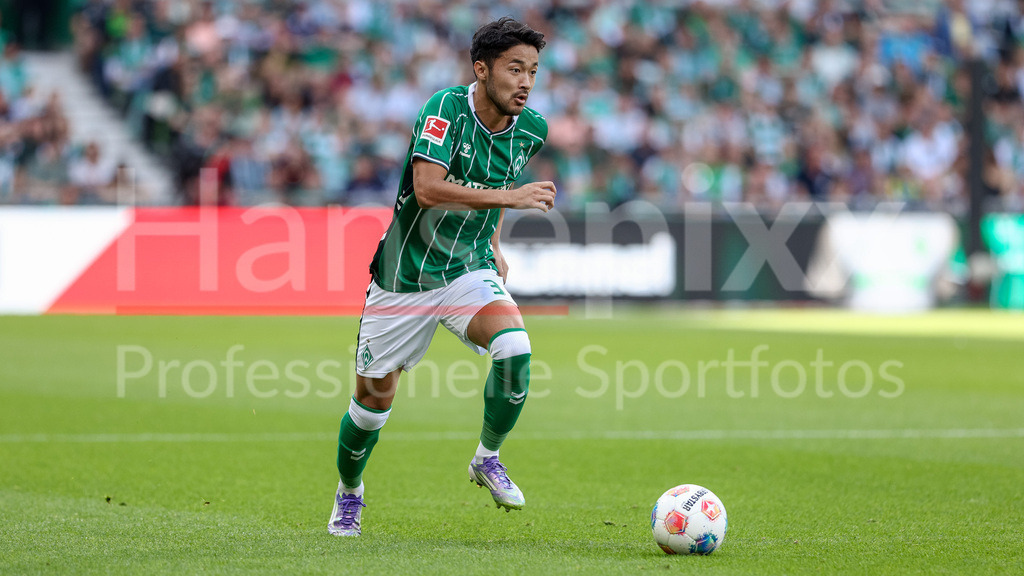 Fussball, Bundesliga, SV Werder Bremen - Bayer 04 Leverkusen | Yukinari Sugawara (SV Werder Bremen, 3) am Ball, Freisteller, Einzelbild, Ganzkörper, Aktion, Action, Spielszene, DIE DFL-RICHTLINIEN UNTERSAGEN JEGLICHE NUTZUNG VON FOTOS ALS SEQUENZBILDER UND/ODER VIDEOÄHNLICHE FOTOSTRECKEN. DFL REGULATIONS PROHIBIT ANY USE OF PHOTOGRAPHS AS IMAGE SEQUENCES AND/OR QUASI-VIDEO.