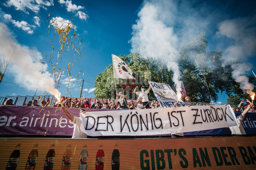 Beachvolleyball | Männer | Allianz German Beach Tour 2025 | Tourstop Düsseldorf | 09.05.2025 | Choreo der 'Fraktion Bräune' zu Ehren von Jannik Kühlborn Kniet Nieder Der König ist zurück Pyrotechnik