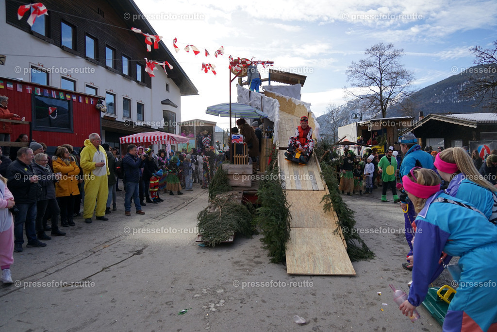news-2023-Feb11-Fasching-Weissenbach-DSC02012 | Info aus dem Bezirk Reutte/Ausserfern Tirol sowie eine umfangreiche Bilddatenbank über die gesamte Region: Lechtal, Talkessel Reutte, Tannheimertal, Zwischentoren. Lech, Plansee, Zugspitze, Grenztunnel, B179, Fernpassstraße, Verkehr, Lawinen, Tradition, - Realisiert mit Pictrs.com