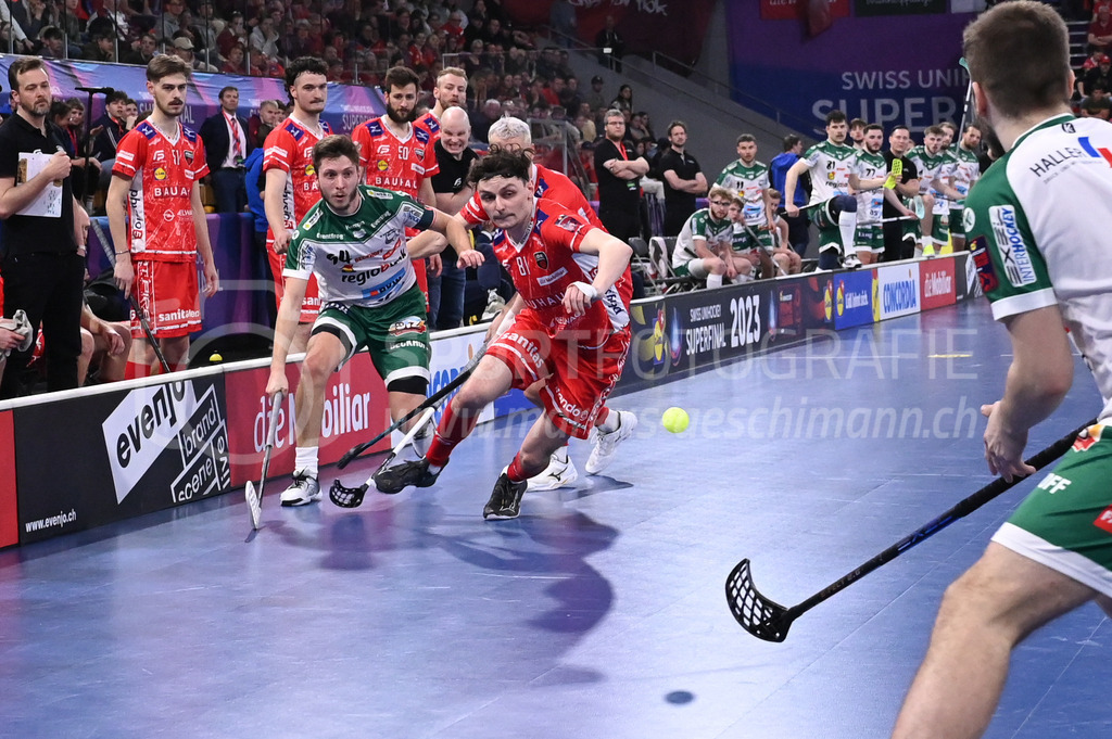 SV Wiler-Ersigen vs Floorball Köniz - 15. April 2023 | SV Wiler-Ersigen vs Floorball Köniz
Stimo Arena, Kloten
Marco Louis (#94 SV Wiler-Ersigen) und Yann Andrea Ruh (#81 Floorball Koeniz).
Bild: Sportfotografie Markus Aeschimann | www.markus-aeschimann.ch - Realisiert mit Pictrs.com