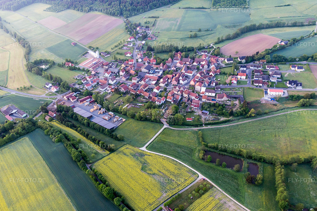 Luftbild: Ortsansicht im Ortsteil Wustviel in Rauhenebrach im Bundesland Bayern in Deutschland. Foto: IMG_107213.jpg vom 10.05.2018 durch Werner Riehm/FLY-FOTO.de