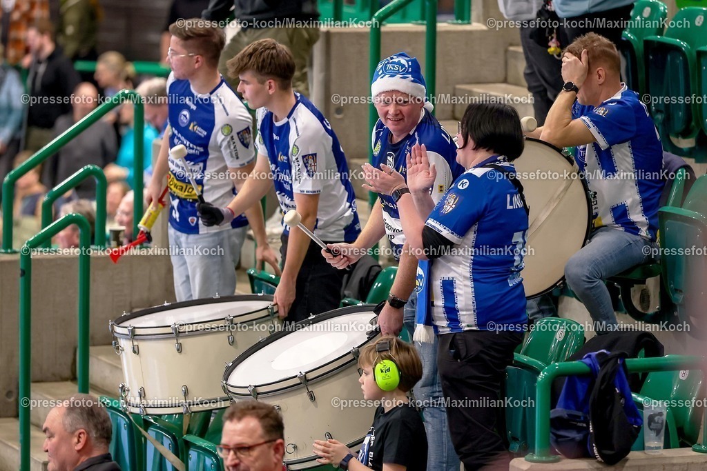 BHC11122501120 | 11.12.2025, Handball, HBL, Bergischer HC - ThSV Eisenach, Unihalle Wuppertal: Enttäuschung Enttäuschte Gesichter nach der  27:26 Sieg für den BHC - xxxxxNiederlage für Eisenach. Die Fans stehen Enttäuscht auf der Tribüne 
