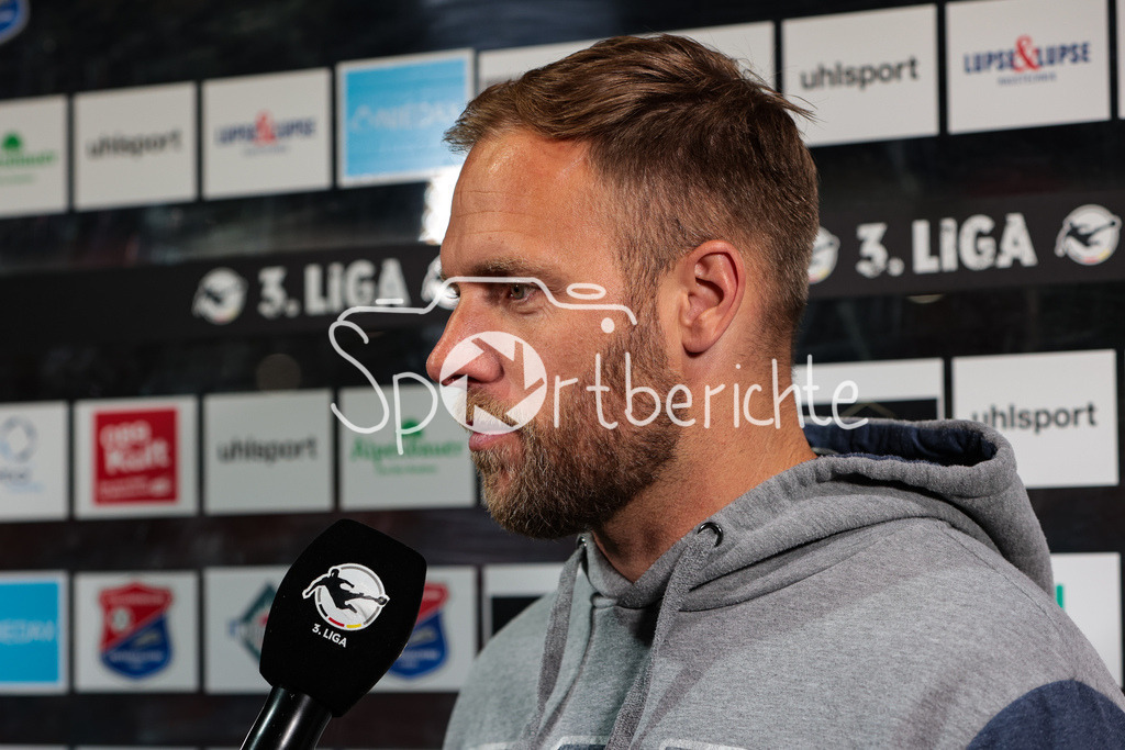 SpVgg Unterhaching - FC Hansa Rostock | im Bild Daniel BRINKMANNN Trainer FC Hansa Rostock nach der Partie in Unterhaching beim Interview / Einzelfoto / Freisteller / 3. Liga: SpVgg Unterhaching - FC Hansa Rostock, Uhlsport Park am 07.05.2025