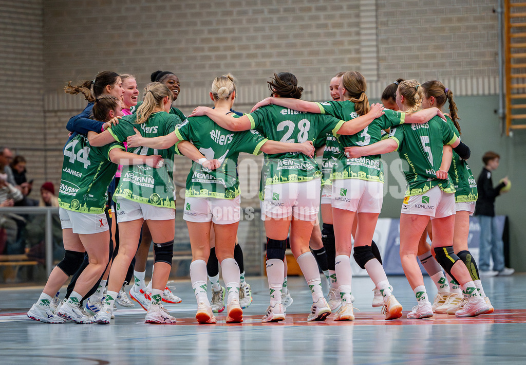 Handball I Frauen I Saison 2025-2026 I 3. Liga Staffel Nord I 10. Spieltag I SC SFN Vechta - HSG Blomberg-Lippe II I 0889 | Maya Janßen (44, SC SFN Vechta), Svenja Ruhöfer (10, SC SFN Vechta), Nele Wessels (13, SC SFN Vechta), Jette Dudda (28, SC SFN Vechta), Lisa Kuhlmann (3, SC SFN Vechta), Thea Johanna Hülsmann (5, SC SFN Vechta) - Realisiert mit Pictrs.com