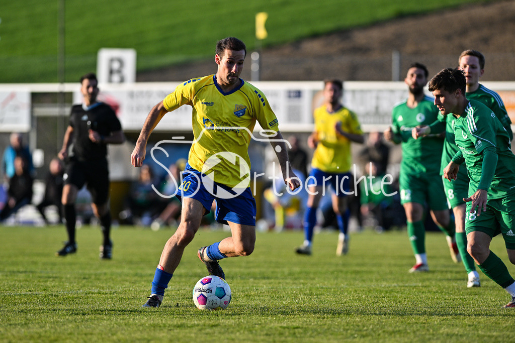 FC Pipinsried - TSV Grünwald | am BAll Fabian BENKO (FCP #20) / Bayernliga Sued: FC Pipinsried - TSV Gruenwald, Kuechenstadel Arena am 11.04.2025