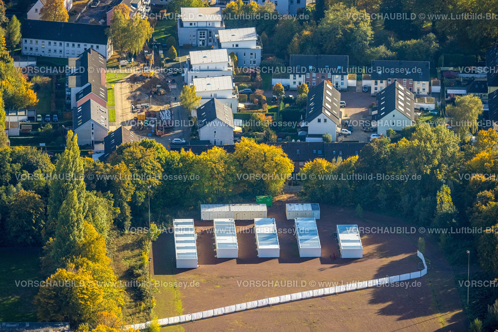 Bottrop221005262 | Luftbild, Containerdorf für Flüchtlinge auf dem ehemaligen Sportplatz der Körnerschule, Boy, Bottrop, Ruhrgebiet, Nordrhein-Westfalen, Deutschland