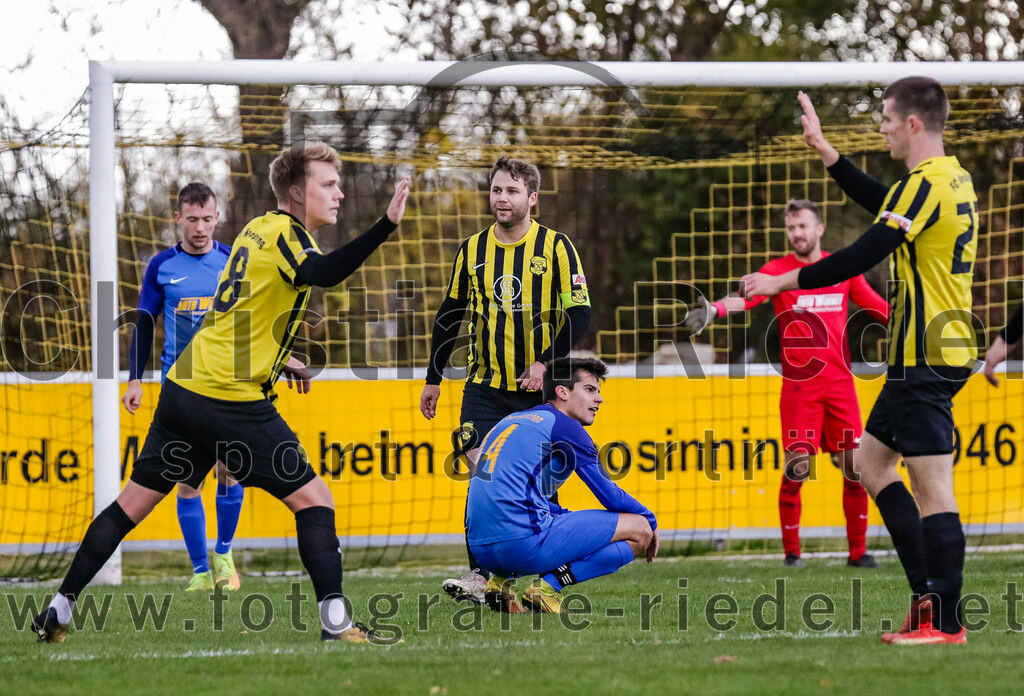 2023-11-11_061_FC_Moosinning_gegen_TSV_Peterskirchen | Moosinning, Deutschland, 11.11.2023:
Fußball, Bezirksliga Oberbayern Ost 2023 / 2024, 17. Spieltag, FC Moosinning gegen TSV Peterskirchen, Endergebnis: 5:0

Stefan Haas (FC Moosinning, #8), Peter Werndl (FC Moosinning, #9), Kilian Spiel (TSV Peterskirchen, #14), Fabian Ulitzka (FC Moosinning, #23)

Foto: Christian Riedel / fotografie-riedel.net