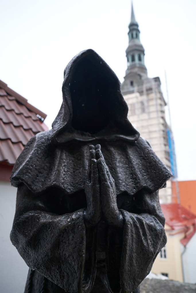 Mönch Statue im dänischen König Garten | Tallinn, Estland - August 24, 2022: Mönch Statue im dänischen König Garten. - Realisiert mit Pictrs.com