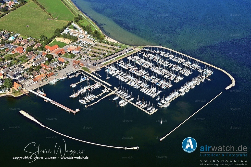 Luftbild Yachthafen Massholm - Der Yachthafen Maasholm liegt an der Schleimündung in Schleswig-Holstein | Der Yachthafen Maasholm liegt an der Schleimündung in Schleswig-Holstein, Deutschland, direkt im gleichnamigen Ort Maasholm, der etwa 36 Kilometer nordöstlich von Schleswig an der Bundesstraße 199 gelegen ist. Der Hafen ist ein beliebter Ausgangspunkt für Segeltörns und wird von der deutschen Gesellschaft zur Rettung Schiffbrüchiger (DGzRS) als Schutzhafen genutzt.