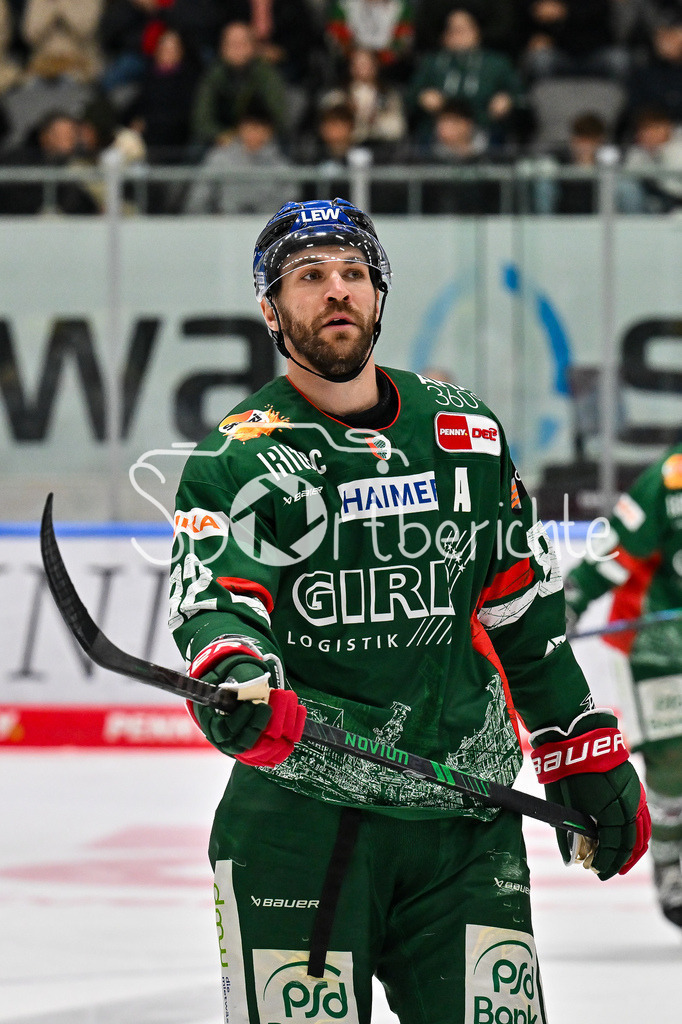 Augsburger Panther - Löwen Frankfurt | Im Bild Alexandre GRENIER (Augsburger Panther 82) beim match zwischen den Augsburger Panthern und den Löwen Frankfurt am 8. Spieltag der Penny DEL im Curt Frenzel Stadion am 19.10.2025
