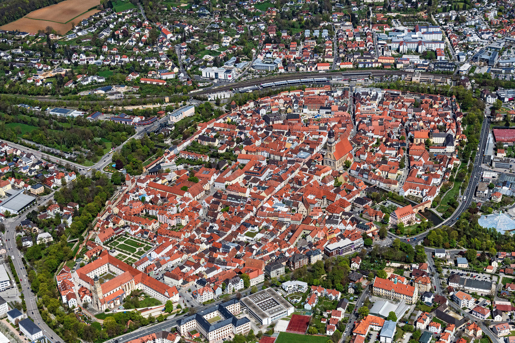 dr__0102599.jpg | AMBERG 04.05.2023 Stadtansicht des Innenstadtbereiches mit der Basilika St. Martin am Marktplatz in Amberg im Bundesland Bayern, Deutschland. // Down town area with of Basilika St. Martin on place Marktplatz in Amberg in the state Bavaria, Germany. Foto: Daniel Reiter