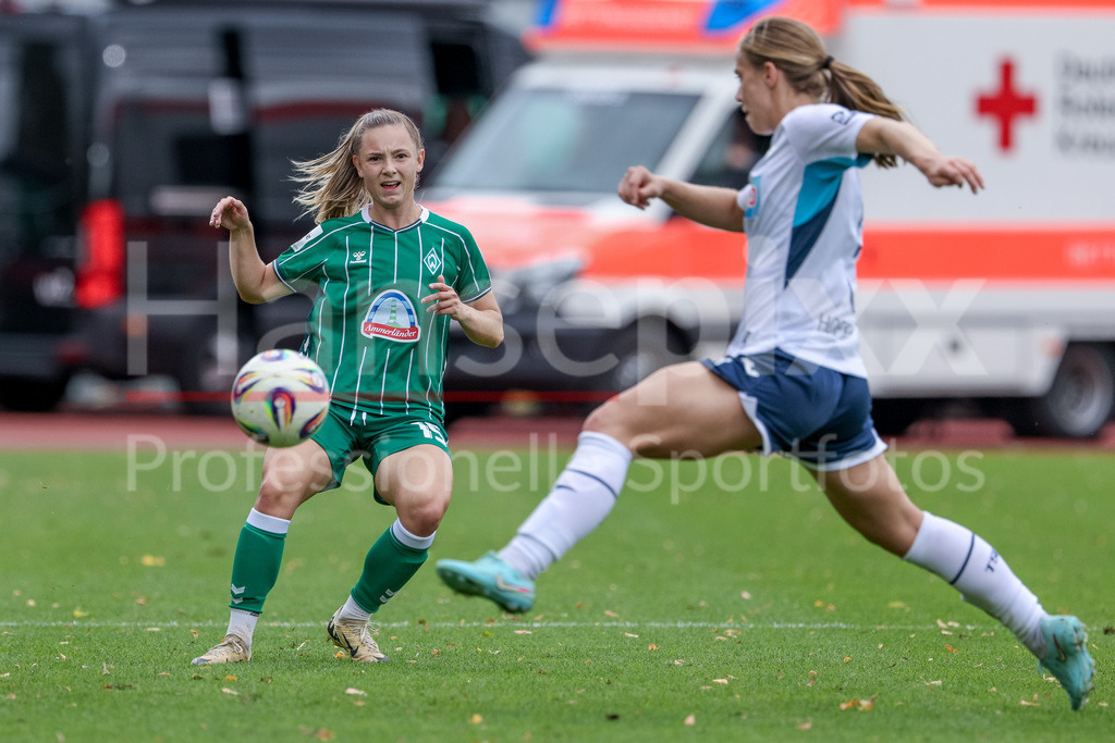 Fussball, Google Pixel Frauen-Bundesliga, SV Werder Bremen - TSG 1899 Hoffenheim | v.li.: Michelle Weiß (SV Werder Bremen, 15) und Jamilla Rankin (TSG 1899 Hoffenheim, 5) im Zweikampf, Duell, Dynamik, Aktion, Action, Spielszene, DIE DFB-RICHTLINIEN UNTERSAGEN JEGLICHE NUTZUNG VON FOTOS ALS SEQUENZBILDER UND/ODER VIDEOÄHNLICHE FOTOSTRECKEN. DFB REGULATIONS PROHIBIT ANY USE OF PHOTOGRAPHS AS IMAGE SEQUENCES AND/OR QUASI-VIDEO.