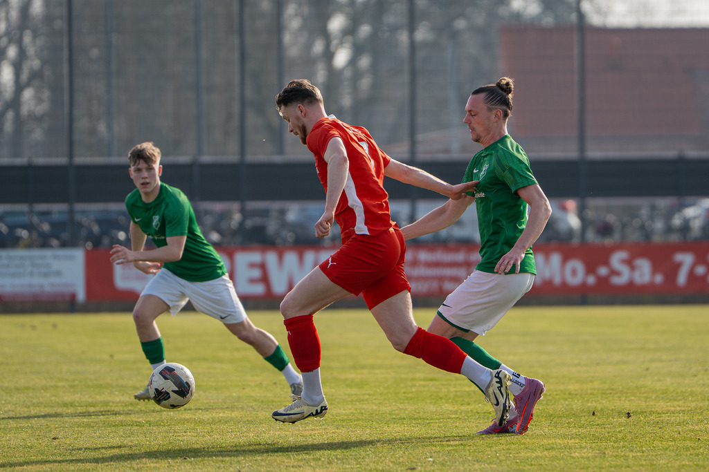 Fußball I Herren I Saison 2025-2026 I Bezirksliga Weser-Ems 4 I 22. Spieltag I Vfl Oythe  - SV Bethen I 6977 | jns.sportfotos - Realisiert mit Pictrs.com