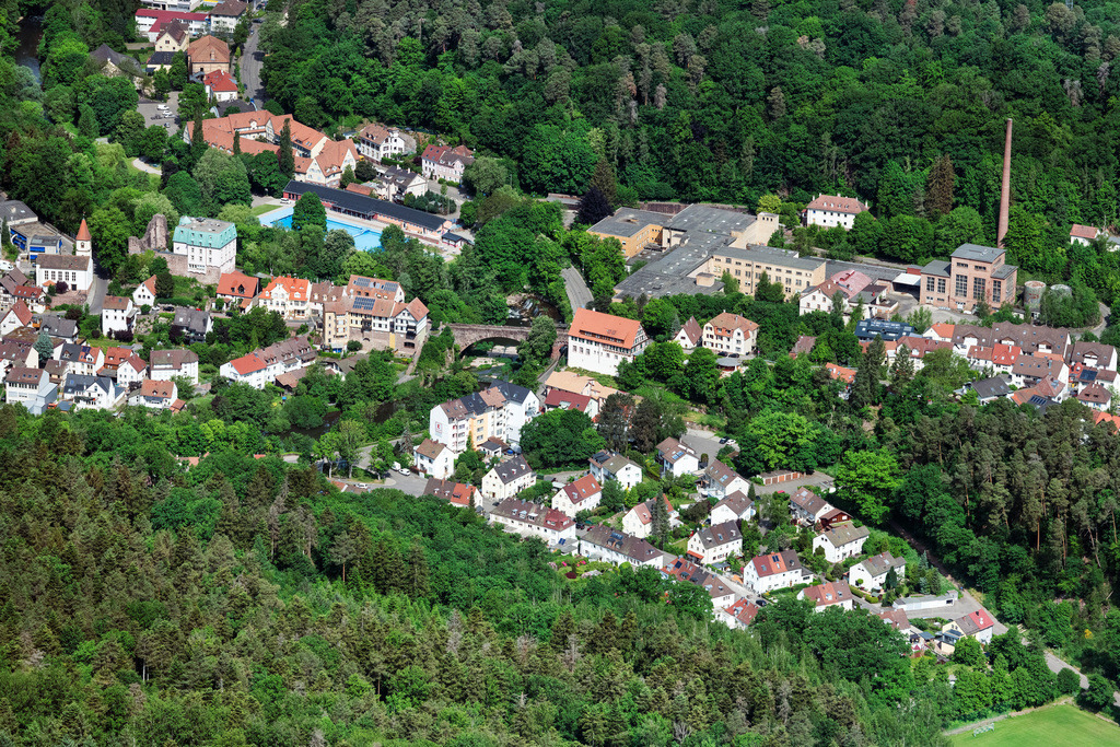dr__0096902.jpg | PFORZHEIM 19.05.2022 Von Wald und Forstgebieten umgebener Ortskern der Straßen und Häuser und Wohngebiete mit den Ruinen der Gebäude und Hallen der ehemaligen "Papierfabrik Weißenstein" an der Hirsauer Straße in Pforzheim im Bundesland Baden-Württemberg, Deutschland. // Surrounded by forest and forest areas center of the streets and houses and residential areas with the ruins of the buildings and halls of the former "Weissenstein paper factory" on street Hirsauer Strasse in Pforzheim in the state Baden-Wuerttemberg, Germany. Foto: Daniel Reiter
