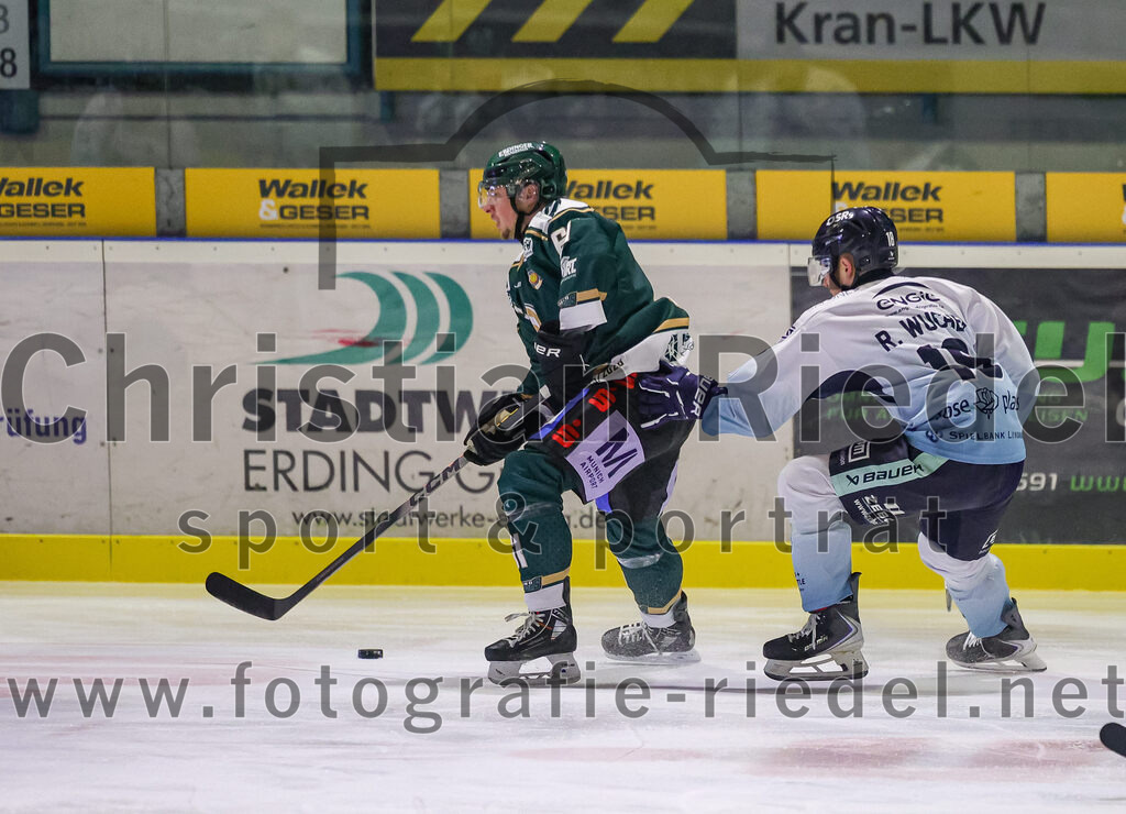 2026-01-06_024_TSV_Erding_gegen_EV_Lindau_Islanders | Erding, Deutschland, 06.01.2026:Eishockey, Oberliga Süd 2025 / 2026, 35. Spieltag, TSV Erding gegen EV Lindau Islanders, Endergebnis: 2:5Dennis Miller (Erding Gladiators, #61), Robin Wucher (EV Lindau Islanders, #18)Foto: Christian Riedel / fotografie-riedel.net