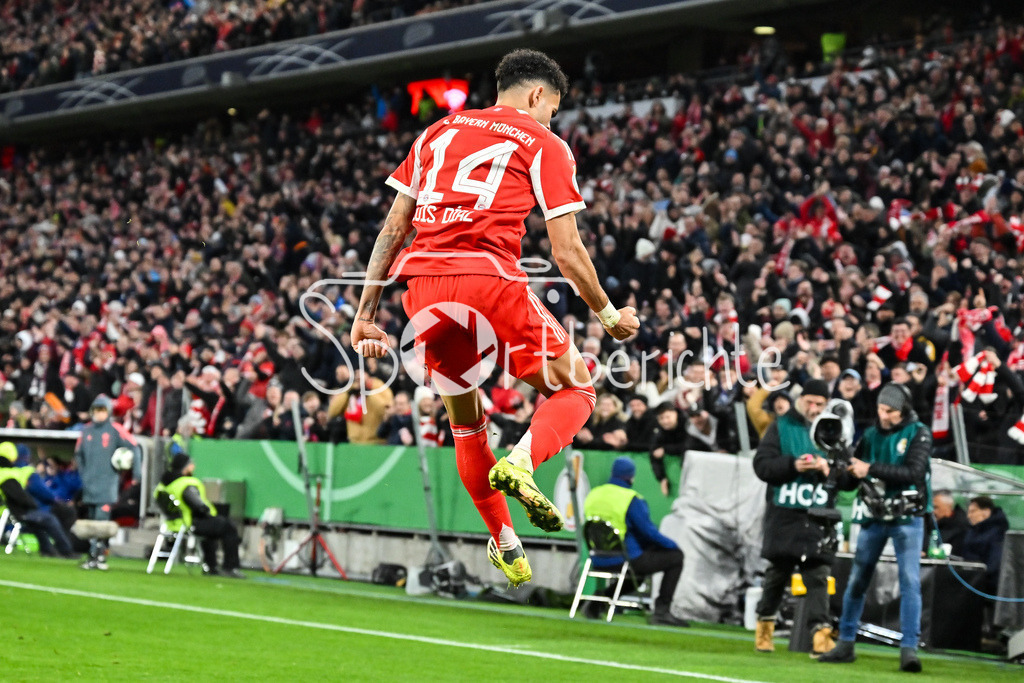 FC Bayern München - RB Leipzig | MUNICH, GERMANY - 11. FEBRUARY: Jubel der Bayern nach dem Treffer zum 2-0 durch Luis DIAZ (FC Bayern Munich 14) / Tor / Torschuetze / Freude / Happy während dem Spiel zwischen dem FC Bayern München und RB Leipzig beim Viertelfinale des DFB-Pokales in der Allianz Arena