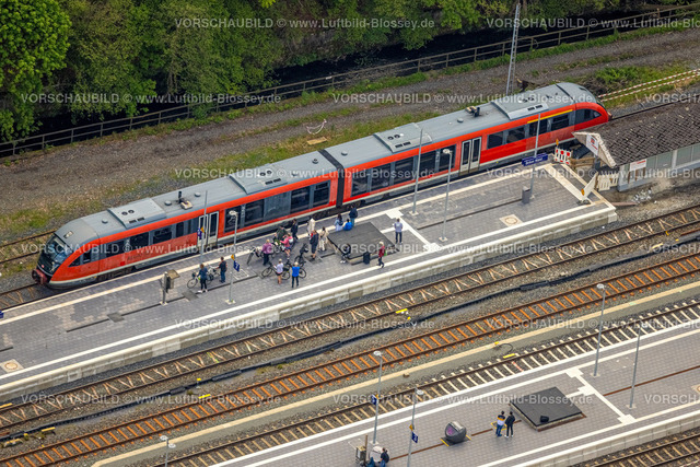 Brilon240503715 | Luftbild, Brilon Wald Bahnhof, Deutsche Bahn AG, S-Bahn und Bahnsteige mit Reisenden, Brilon-Wald, Brilon, Sauerland, Nordrhein-Westfalen, Deutschland