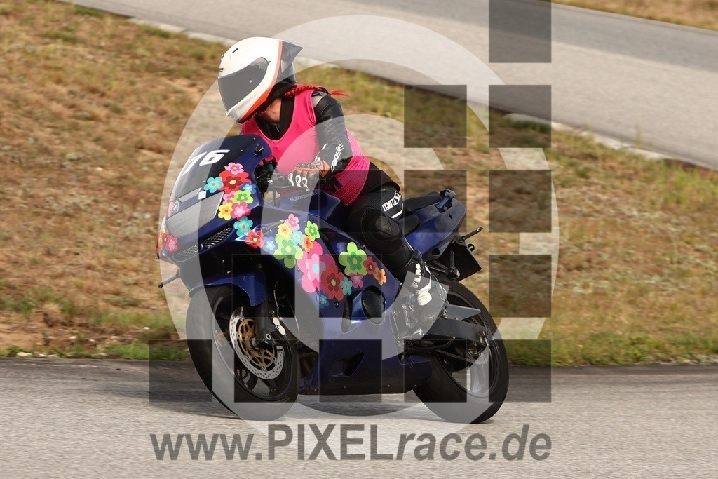 0176-20250913_11487 | Schöne Erinnerungen an spannende Momente - das festzuhalten ist unser Job. PIXELrace.de ist seit 2003 auf den Rennstrecken Europas unterwegs um die Action draußen beim Fahren und die wunderbare Stimmung imm Fahrerlager für euch einzufangen.