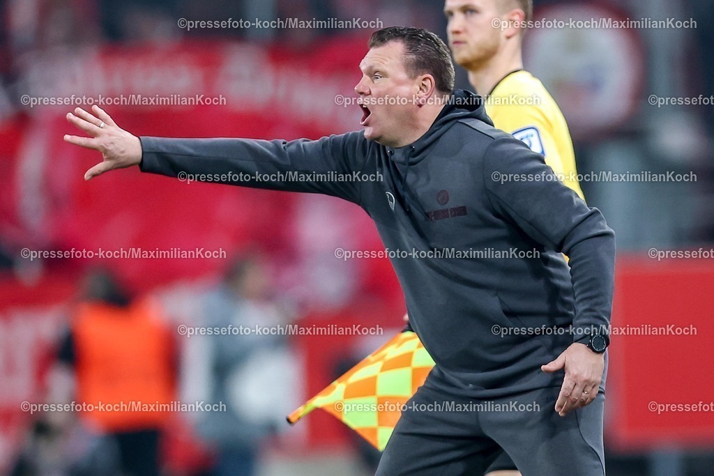 RWE04032602072 | 2026.03.04, Fußball, 3.Liga Herren, Rot-Weiss Essen -  SV Waldhof Mannheim, Stadion Hafenstraße, 27.Spieltag, Saison 2025 / 2026: Cheftrainer Uwe Koschinat (Rot-Weiss Essen #hc) gestikulierend am Spielfeldrand   DFB regulations prohibit any use of photographs as image sequences and or quasi-video.