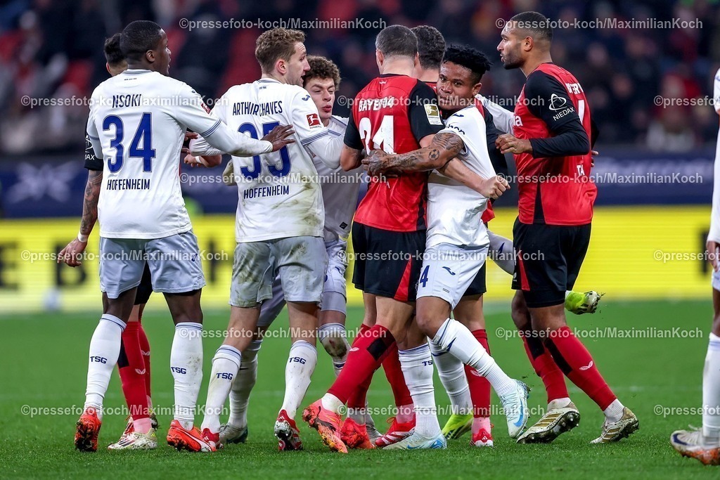 Lev02022501080 | 02.02.2025, Fußball, Bayer 04 Leverkusen - TSG 1899 Hoffenheim, 1. Fußball Bundesliga, 20. Spieltag, BayArena, Saison 2024 2025: Tummult Handgemenge Rudelbildung nach Foul an Florian Wirtz (Bayer04 Leverkusen #10). unter anderen beteiligt Jonathan Tah (Bayer04 Leverkusen #4), Granit Xhaka (Bayer04 Leverkusen #34), Mario Hermoso Canseco (Bayer04 Leverkusen #5), Stanley Nsoki (Hoffenheim #34), Gift Orban (Hoffenheim #14), Arthur Chaves (Hoffenheim #35) und Erencan Yardimci (Hoffenheim #53)DFB regulations prohibit any use of photographs as image sequences and or quasi-video.