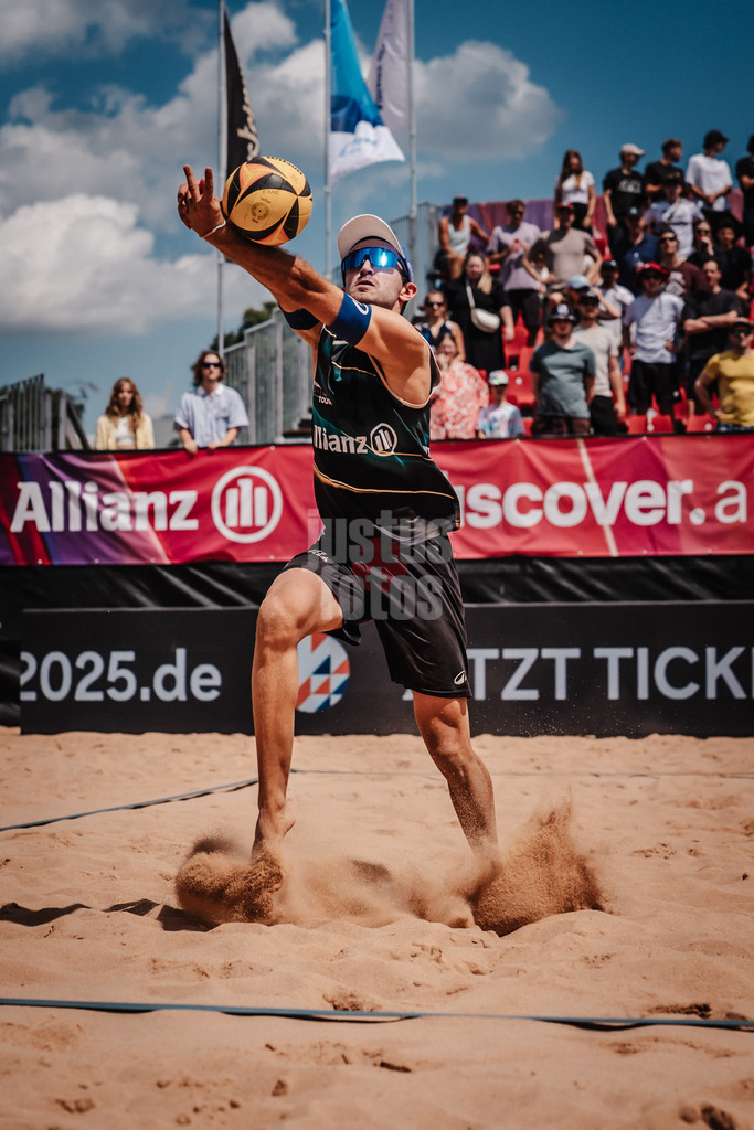 Beachvolleyball | Männer | Allianz German Beach Tour 2025 | Tourstop München | 11.07.2025 | Tilo Rietschel spielt den Ball